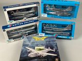 trois cartons contenant des maquettes d'avions et un carton de maquettes d'avions