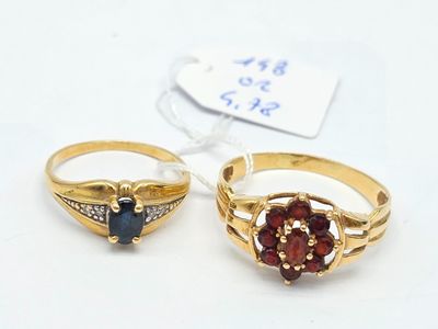 deux bagues en or ornées de grenats et de diamants