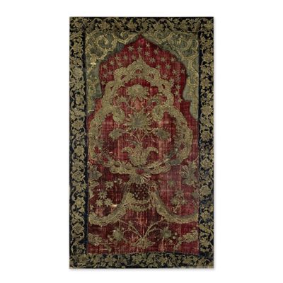 un tapis rouge et noir orné d'un motif floral