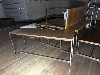 un bureau sur lequel est posé un ordinateur portable, dans une cuisine