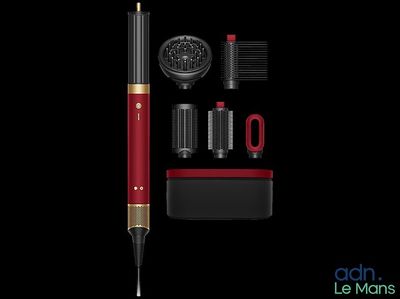 un gros plan sur un stylo rouge et d'autres objets sur fond noir