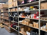 de nombreux cartons et boîtes sur les étagères de l'entrepôt