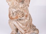 figurine d'une femme tenant un bébé dans ses bras