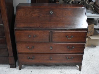 un bureau en bois muni de tiroirs et surmonté d'un miroir