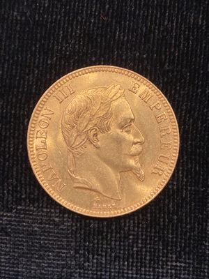 l'image d'une pièce d'or sur laquelle figure le visage d'un homme