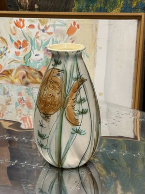 Vase en céramique émaillée à décor de poissons sur fond blan…