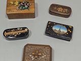 quatre petites boîtes en bois posées sur une table