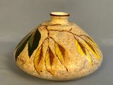 un vase orné d'un motif jaune et vert