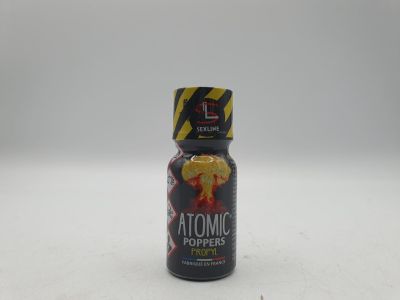 une bouteille de « Atomic Poppers » posée sur une table
