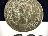 un gros plan d'une pièce de monnaie posée sur une feuille de papier