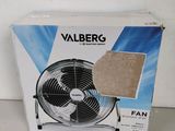 un gros plan sur la boîte d'un ventilateur posé sur une table
