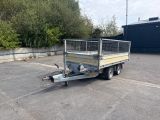 une remorque garée sur un parking