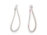 une paire de boucles d'oreilles créoles en argent serties de diamants, sur fond blanc
