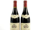 deux bouteilles de vin rouge posées l'une à côté de l'autre sur une surface blanche