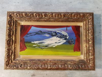 une peinture à l'huile représentant un oiseau survolant une scène avec un rideau rouge