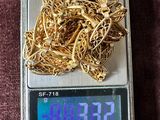 une petite balance sur laquelle repose un tas d’or