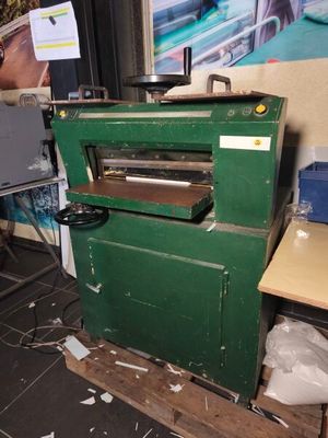 une machine verte qui se trouve dans une pièce