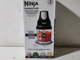 La boîte de la moto Ninja Express est ouverte sur la table.