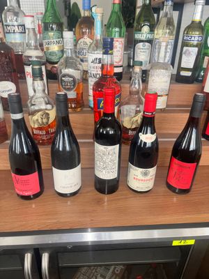 de nombreuses bouteilles de vin posées sur une étagère dans un bar