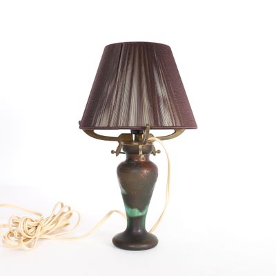 LAMPE DE TABLE TYPE GALLÉ Pied en verre. Porte une signature…