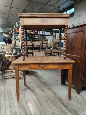 Réunion d'une table à jeux et d'un bureau.
