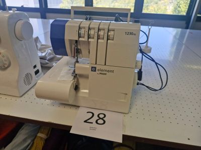 deux machines à coudre posées sur une table, avec une étiquette de prix