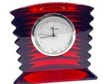 une horloge rouge et blanche posée sur une table