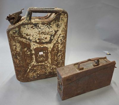 JERRYCAN ALLEMAND de couleur sable (AK) et une caisse de MG …