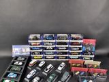 un assortiment de petites voitures et de camions dans leurs boîtes