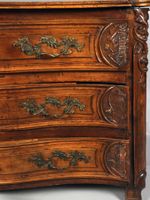 Commode tombeau en bois massif, à façade mouvementée, ouvran… (photo 3)