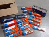 tout un tas d'agrafes de toutes sortes par terre
