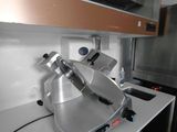 une machine posée sur le comptoir d'une cuisine