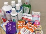 un panier rempli de médicaments et d'autres produits posé sur une table