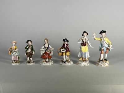 sept figurines représentant des personnes alignées les unes à côté des autres