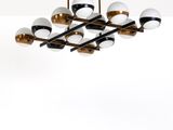 une photo d'un lustre moderne avec des éléments noirs et dorés