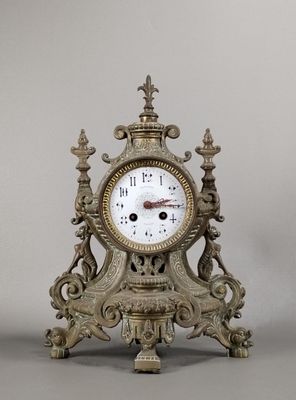 une horloge posée sur une table