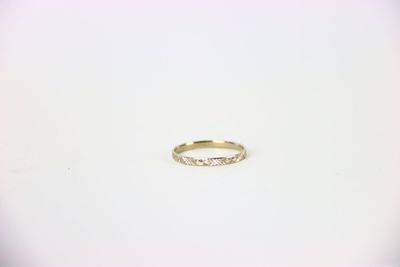 une image d'une bague en diamant sur une surface blanche