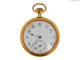 une montre de poche en or avec des chiffres romains sur le cadran