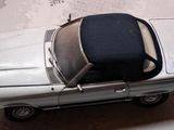 une voiture jouet posée sur une table