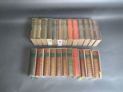 plusieurs livres sont empilés sur une table