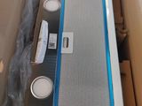 une radio dans une boîte qui se trouve elle-même dans une boîte