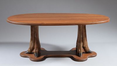 une image d'une table en bois sur fond blanc