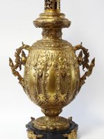 Importante lampe à pétrole de forme balustre en bronze cisel… (photo 4)