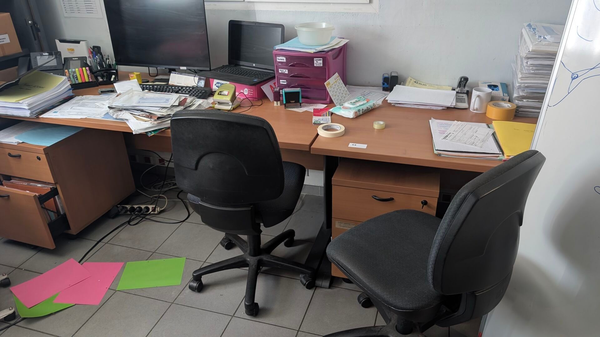 Dans le grand bureau central :