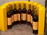 Plusieurs bouteilles de vin sont disposées en cercle sur une table
