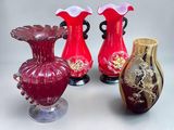 quatre vases posés sur une table