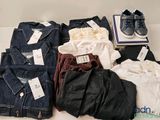 plusieurs paires de vêtements masculins sont disposées sur une table