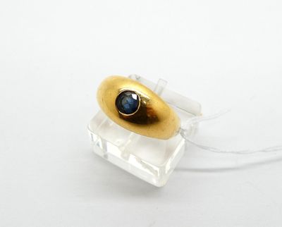 une photo en gros plan d'une bague sertie d'une pierre bleue