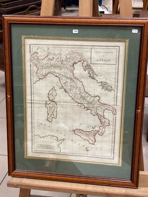 carte de l'Italie encadrée dans un cadre en bois, posée sur un chevalet