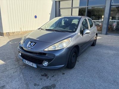 une voiture grise garée devant un bâtiment dans un parking
